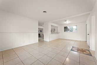 6750 Snow White Dr in Jacksonville, FL - Building Photo - Building Photo