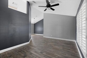 5517 Loma Vista Dr E in Davenport, FL - Foto de edificio - Building Photo
