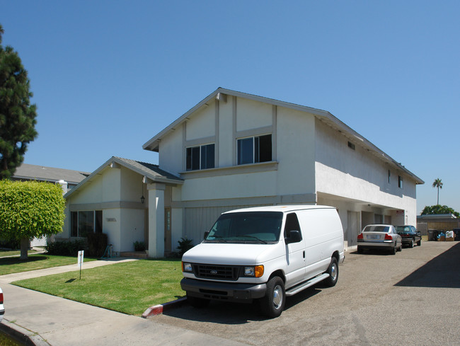 16532 Regina Cir in Huntington Beach, CA - Building Photo - Building Photo