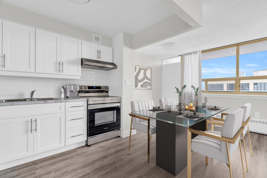 Queen in Kitchener, ON - Building Photo