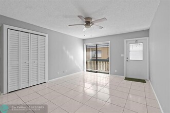 2601 Riverside Dr in Coral Springs, FL - Building Photo - Building Photo