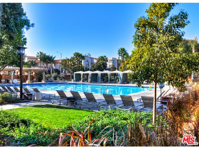 5831 Seawalk Dr, Unit D in Los Angeles, CA - Building Photo - Building Photo