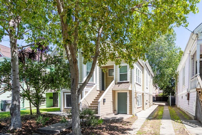 3830 Clarke St in Oakland, CA - Building Photo - Building Photo