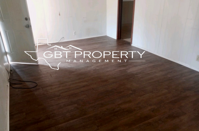 306 Campbell Ave in Jourdanton, TX - Foto de edificio - Building Photo