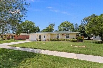 486 NE Solida Cir in Port St. Lucie, FL - Foto de edificio - Building Photo