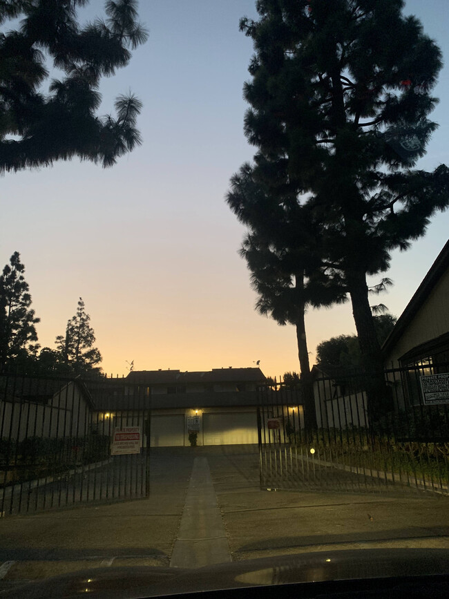 8707 Cedros Ave, Unit 7 in Panorama City, CA - Foto de edificio - Building Photo