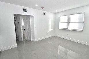 724 NW 3rd Ct in Hallandale Beach, FL - Building Photo