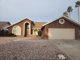 250 N Westport Dr in Gilbert, AZ - Building Photo