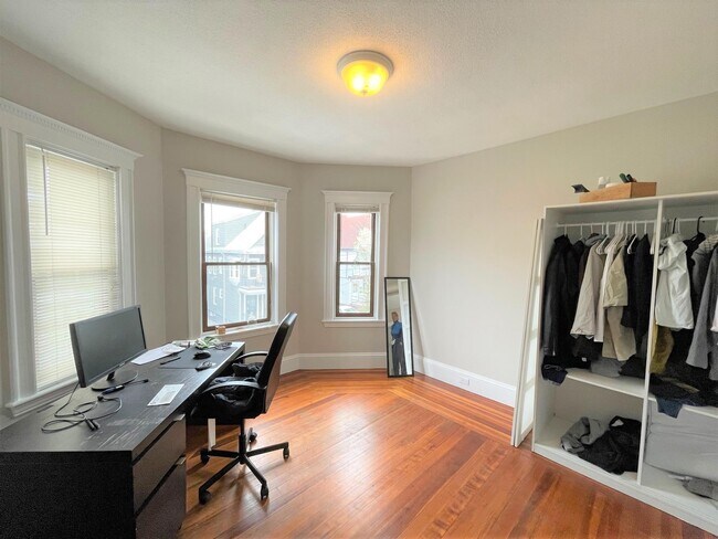 32 Pearson Rd, Unit 2 in Somerville, MA - Foto de edificio - Building Photo