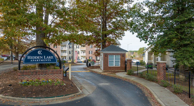 Hidden Lake in Fayetteville, NC - Foto de edificio - Building Photo