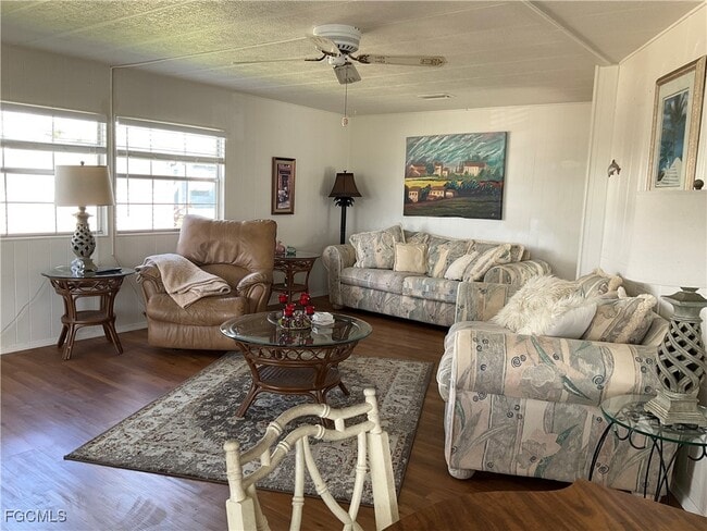 566 Hogan Dr in North Fort Myers, FL - Building Photo - Building Photo