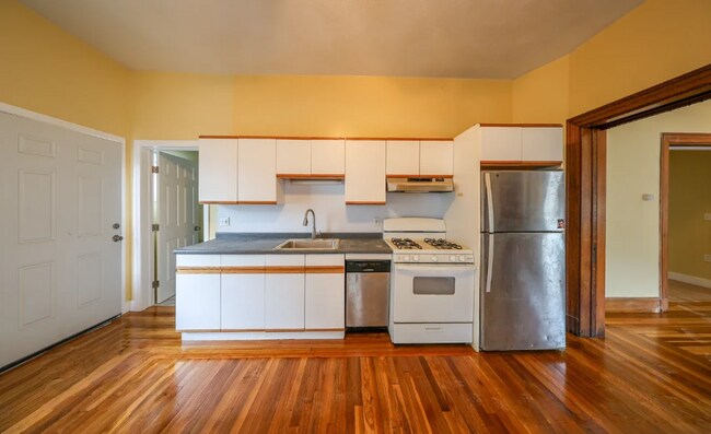 22 Grand View Ave, Unit 1 in Somerville, MA - Foto de edificio - Building Photo