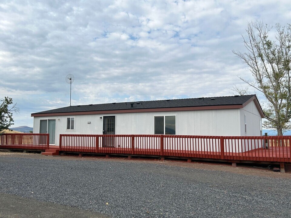 2019 NW Dogwood Ln in Madras, OR - Building Photo