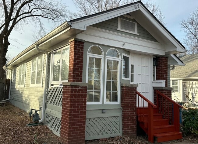 126 S Willow Ave in Sugar Creek, MO - Building Photo - Building Photo