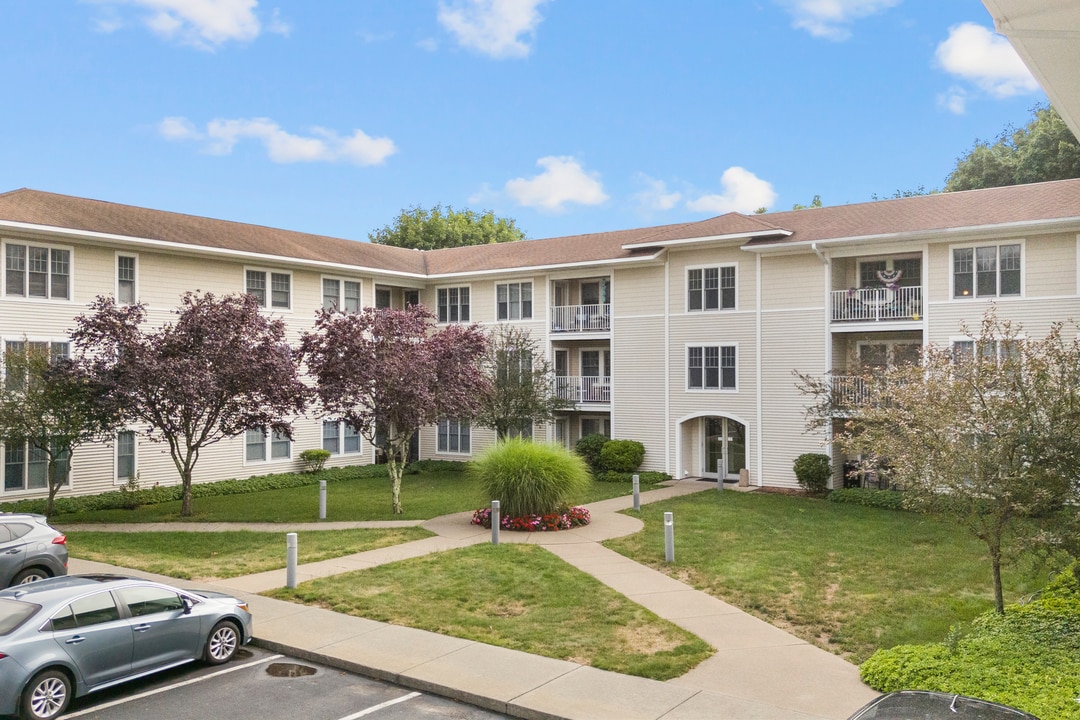 Bay Point Apartments in Niantic, CT - Building Photo