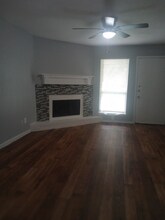 1400 E Henderson Rd in Angleton, TX - Foto de edificio - Building Photo