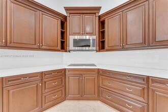 2468 Bay Isle Ct in Weston, FL - Building Photo - Building Photo