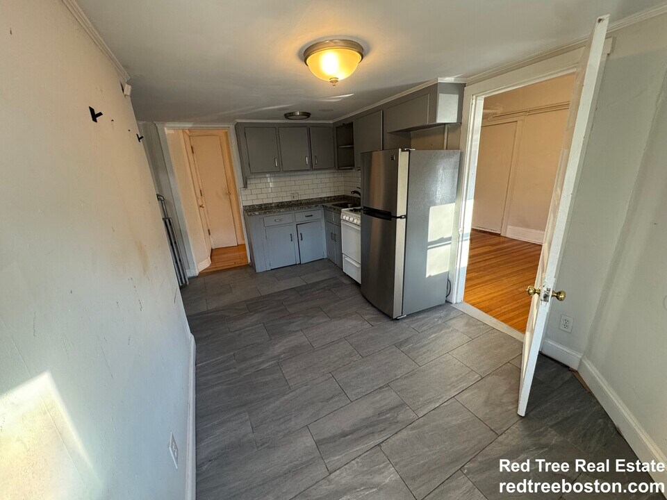 1725 Commonwealth Ave, Unit 5 in Boston, MA - Building Photo