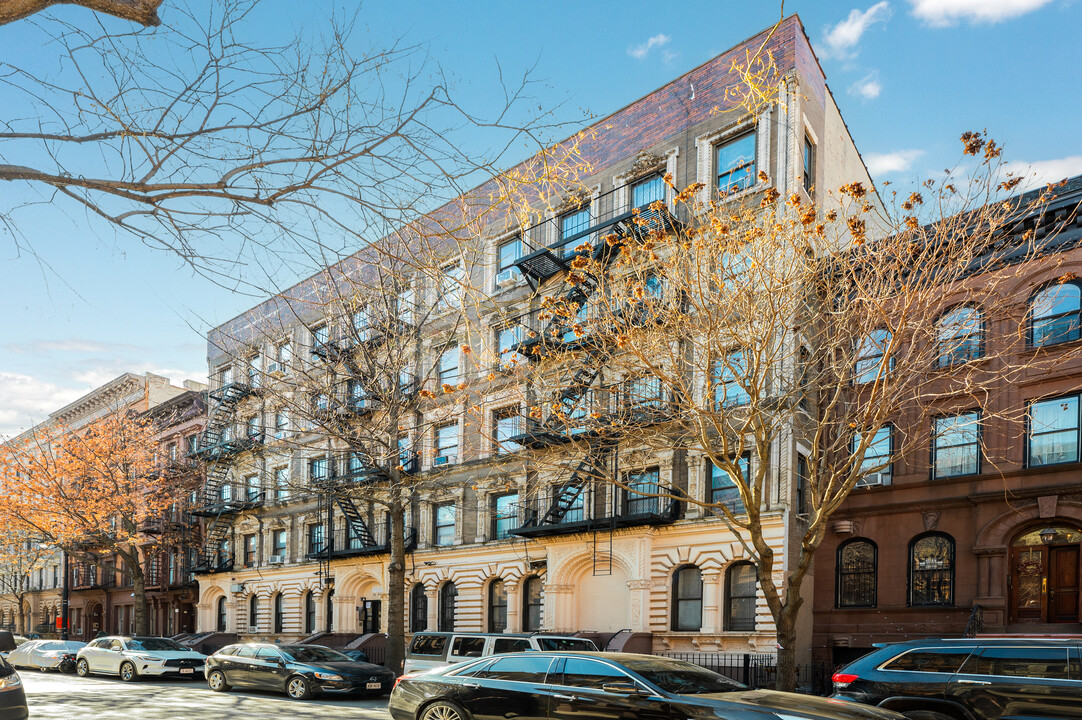 56 W 119th St in New York, NY - Building Photo