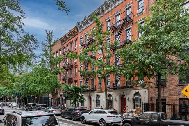 448 W 46th St in New York, NY - Foto de edificio - Building Photo