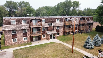 Blaine Villa Apartments in Spring Lake Park, MN - Foto de edificio - Primary Photo