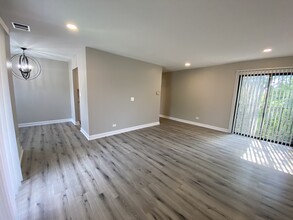 2210 Country Club Dr in Woodridge, IL - Building Photo - Building Photo