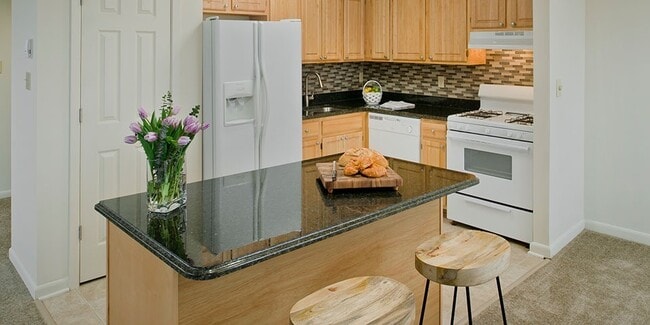 Bay Hills Apartments in Arnold, MD - Foto de edificio - Building Photo