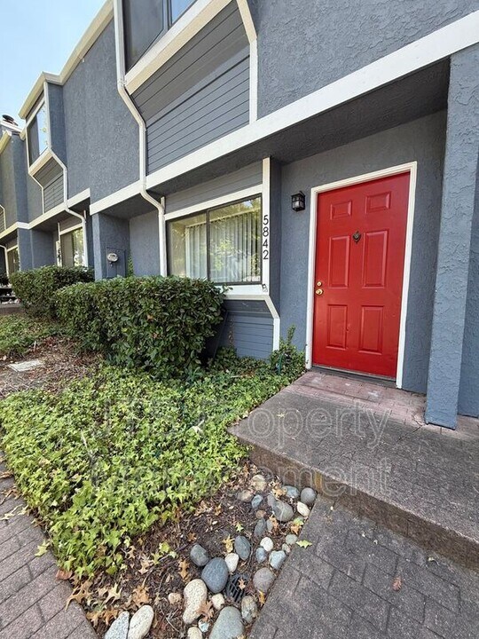 5842 Alorn Ln in Carmichael, CA - Building Photo