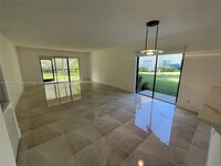 409 Lakeview Dr in Weston, FL - Foto de edificio - Building Photo