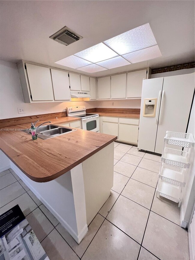 10889 NW 7th St, Unit 22-30 in Miami, FL - Building Photo - Building Photo