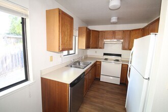390 Sunnyslope Rd in Petaluma, CA - Building Photo - Building Photo