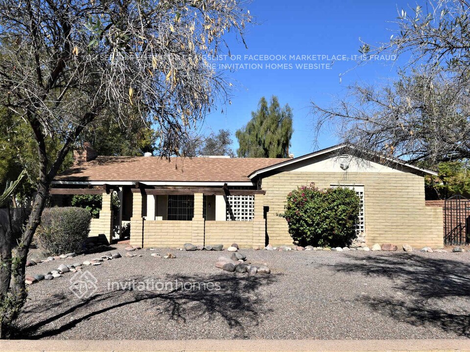 2532 E Clarendon Ave in Phoenix, AZ - Building Photo