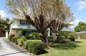 2222 Spanish Trl in Delray Beach, FL - Foto de edificio - Building Photo