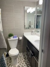 665 W Melrose St, Unit 2E in Chicago, IL - Foto de edificio - Building Photo