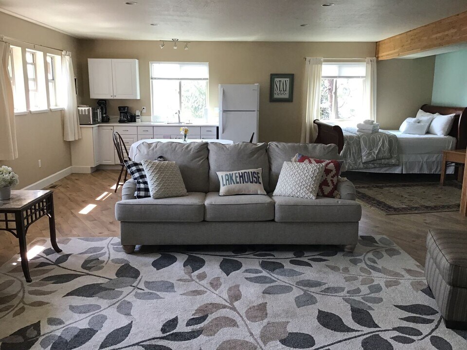 2212 S Silver Beach Rd in Coeur d'Alene, ID - Building Photo