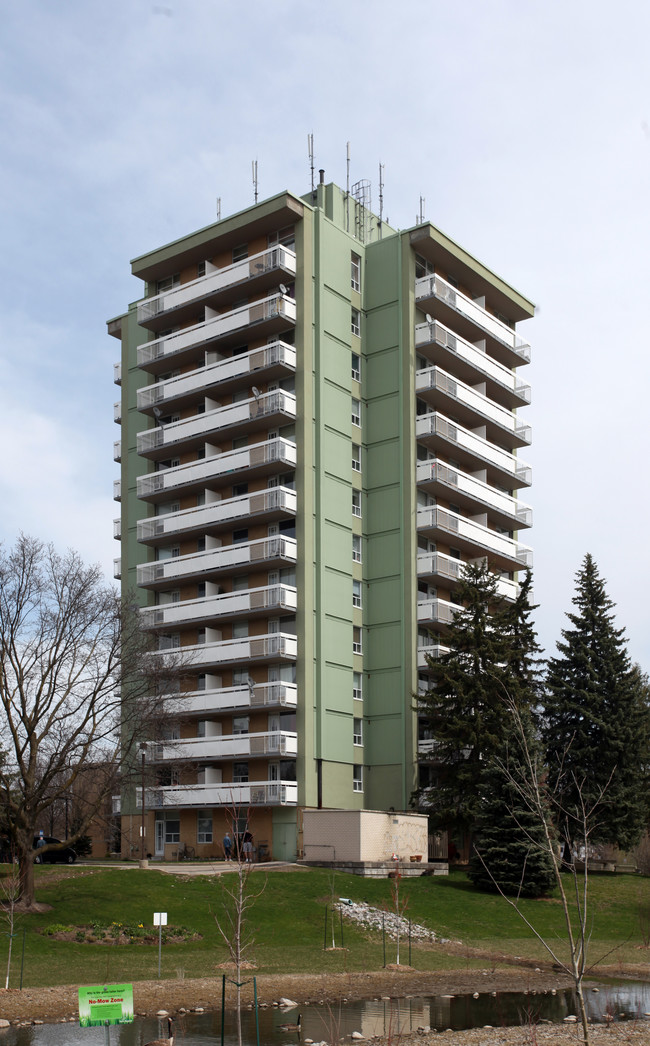 Fairy Lake Gardens in Newmarket, ON - Building Photo - Primary Photo