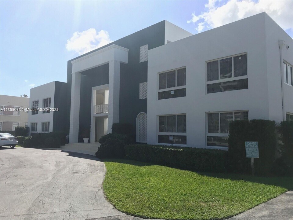 9920 Collins Ave in Bal Harbour, FL - Building Photo