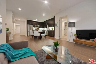 5825 Camerford Ave in Los Angeles, CA - Building Photo - Building Photo