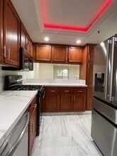 15114 Sherman Way in Van Nuys, CA - Foto de edificio - Building Photo