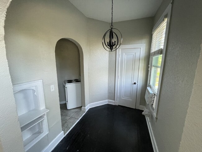 200 E Dewey Pl in San Antonio, TX - Building Photo - Building Photo