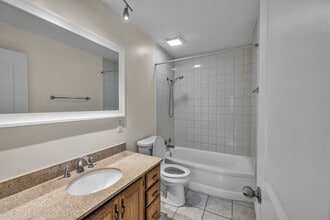 8 Crestview Dr in Decatur, IL - Building Photo - Building Photo