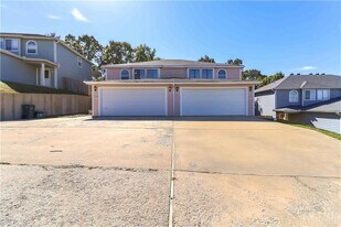 2915 E Sterling Ct in Fayetteville, AR - Building Photo