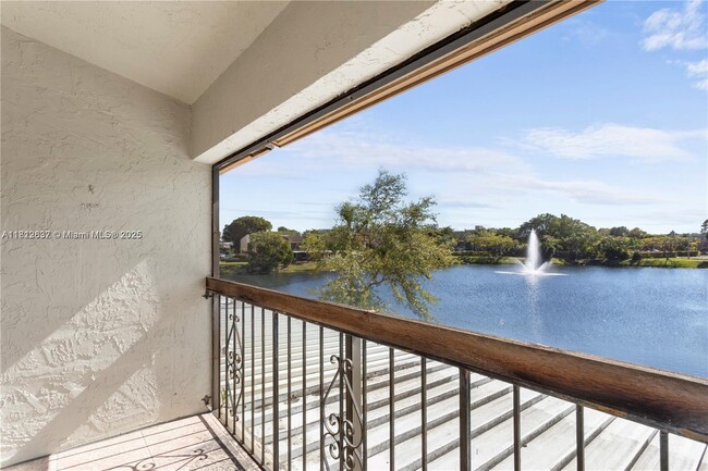 14293 Kendale Lakes Cir in Miami, FL - Building Photo - Building Photo