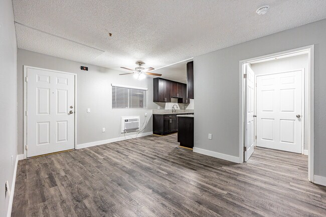 Sereno Hills in Los Angeles, CA - Foto de edificio - Interior Photo