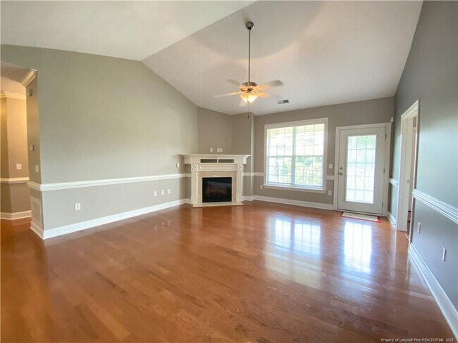 411 Gallery Dr in Spring Lake, NC - Building Photo - Building Photo
