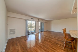 1405 E Central Rd, Unit 316B in Arlington Heights, IL - Building Photo - Building Photo