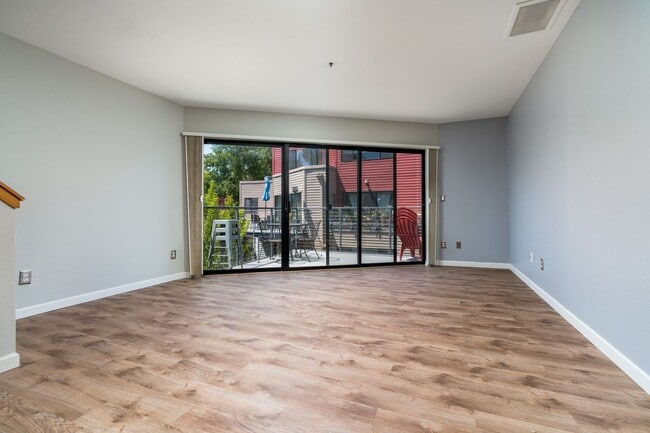 820 NW Naito Pkwy in Portland, OR - Building Photo - Building Photo