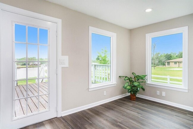 305 Riverside St in Highlands, TX - Building Photo - Building Photo