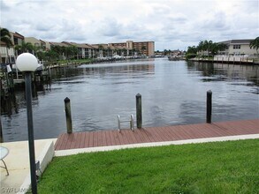 1942 Beach Pkwy in Cape Coral, FL - Foto de edificio - Building Photo