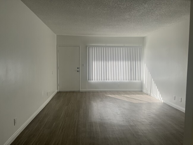 1443 W 81st St, Unit 2 in Los Angeles, CA - Building Photo - Building Photo